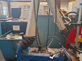 une machine posée sur une table dans une pièce