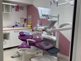un fauteuil de dentiste au milieu de la pièce