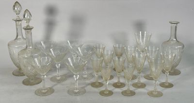 beaucoup de verres à vin et une carafe sur la table