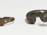 une paire de bagues en argent et une bague ornée d'un serpent