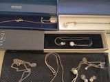 des colliers, des bracelets et des boucles d'oreilles en argent, rangés dans une boîte posée sur une table