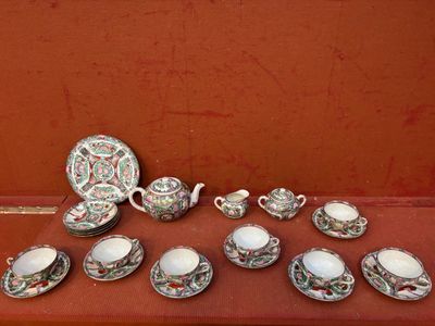 un grand nombre de tasses à thé et de soucoupes posées sur une table