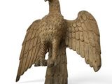 statue d'un oiseau aux ailes déployées sur fond blanc