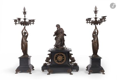 trois statues qui se trouvent côte à côte