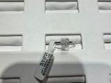 une télécommande posée sur un boîtier blanc