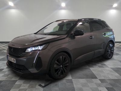 la voiture grise est garée sur un sol en damier dans le garage