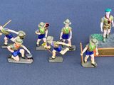 de nombreuses figurines posées sur un fond bleu