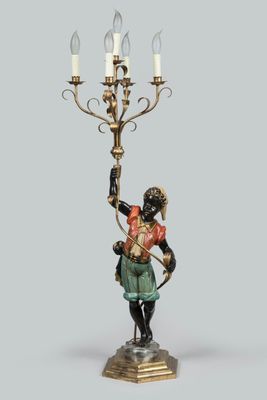 une image représentant une figurine d'un homme tenant un candélabre