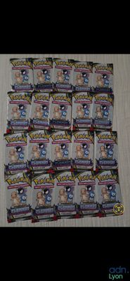 une pile de cartes à collectionner pokemon posée sur une table