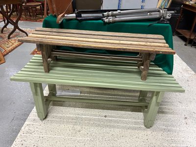 un banc vert posé par terre