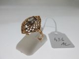 gros plan d'une bague à laquelle est attachée une étiquette