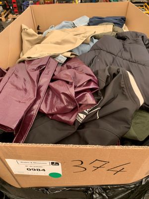 un carton rempli de vêtements dans un magasin