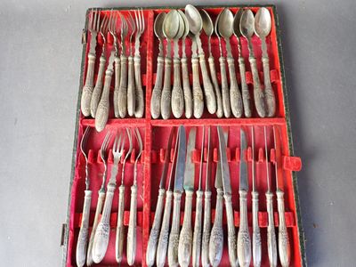 Partie de ménagère en métal argenté comprenant: 12 couteaux à fruits, 