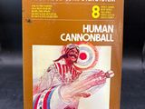 une boîte sur laquelle figure l'image d'un « homme-canon »