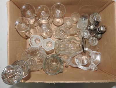 une boîte remplie de verres vides posée sur une table