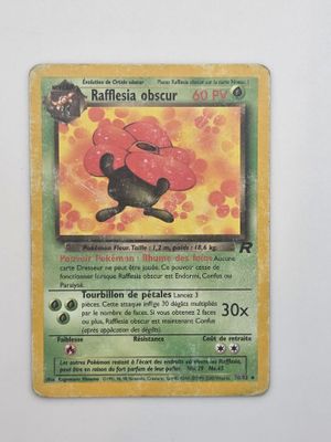 gros plan d'une carte pokemon sur une surface blanche