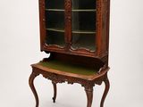 une armoire en bois avec des portes vitrées et une étagère au-dessus