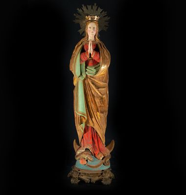 une statue de la Vierge de Guadalupe coiffée d'une couronne
