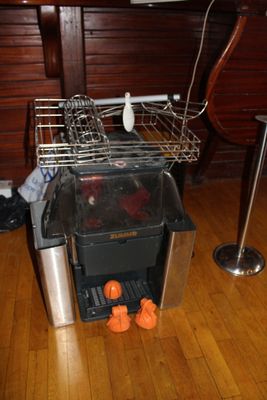 une petite cuisine avec un lave-vaisselle et un grille-pain posé par terre