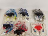 beaucoup de jouets en plastique posés sur la table