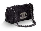 une photo d'un sac à main noir orné de franges