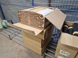 une pile de cartons posée sur un carton