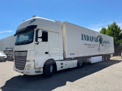 un camion semi-remorque garé dans un parking