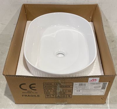 un bol blanc posé dans une boîte posée par terre