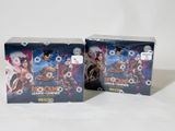Deux boîtes de jeux de cartes sont posées sur une surface blanche.