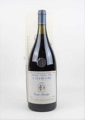 une bouteille de vin posée sur une table