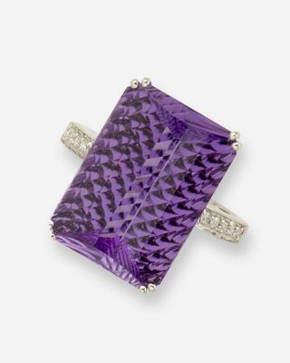 une bague en améthorate et diamants