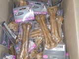 une boîte remplie de friandises pour chiens qui se trouvent dans la boîte