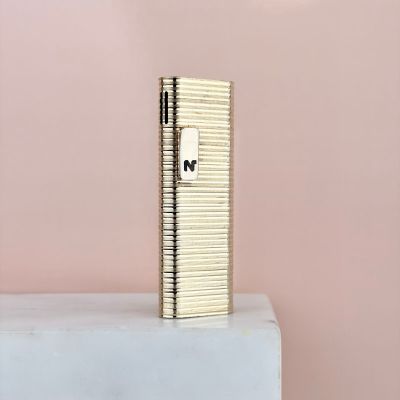 un gros plan d'un briquet posé sur un gâteau blanc