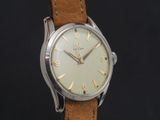 une photo d'une montre avec un bracelet en cuir marron