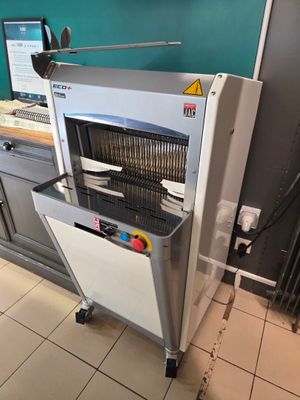 a machine that is sitting in the middle of a kitchen