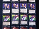une pile de cartes posées sur une table