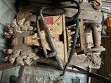 une pile d'outils posés sur une table