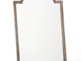 un miroir décoré, avec un cadre argenté sur fond blanc