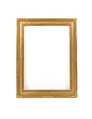 un cadre doré sur un mur blanc, avec un fond blanc