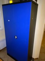 Une armoire métallique à 2 portes pliantes
