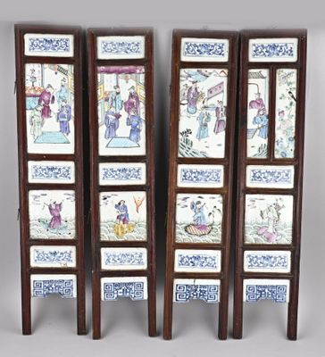 Il s'agit de quatre paravents en bois ornés de motifs orientaux