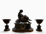 une statue représentant une femme assise sur une table, à côté de trois vases