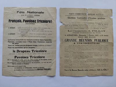 deux feuilles de papier sur lesquelles figurent des inscriptions en français, posées sur une table