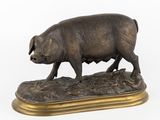 statue en bronze représentant un cochon, posée sur un socle, sur fond blanc