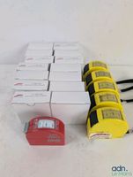 Lot de 19 mètres-rubans à cadran, dont 14 rouges et 5 jaunes…