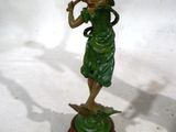 une statue représentant une femme tenant une raquette de tennis