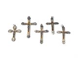 On voit trois croix métalliques sur fond blanc