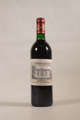 une bouteille de vin posée sur une table