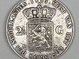 une pièce d'argent surmontée d'une couronne