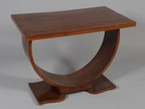une image représentant une table en bois ornée d'un motif incurvé